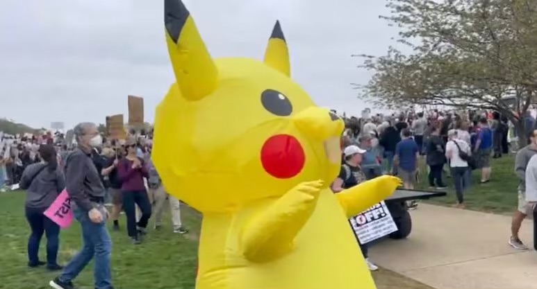 Protestocuların Yeni Yüzü Pikachu Amerika’da Boy Gösterdi