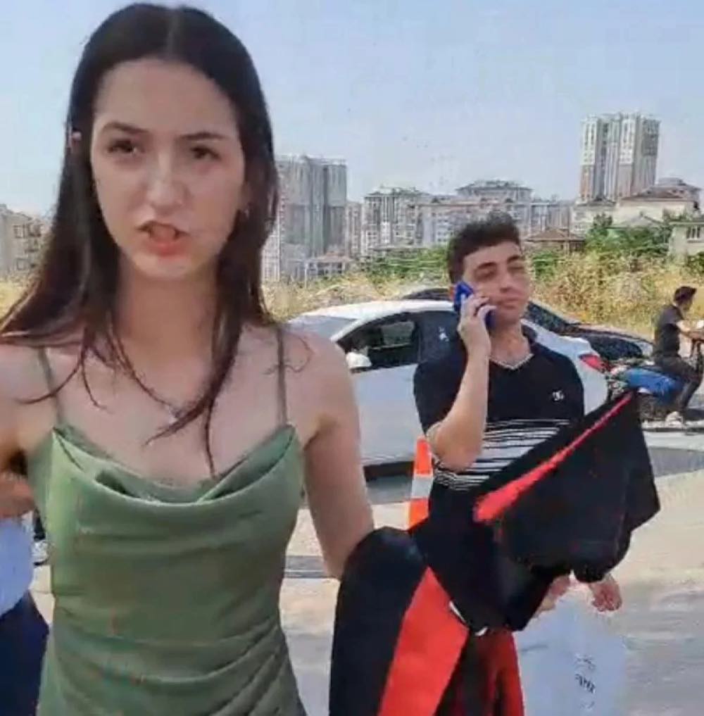 Türkiye’den İnsan Manzaraları: 2024 Yılında Uygunsuz Kıyafet İddiasıyla Mezuniyet Törenine Alınmayan Kızlar