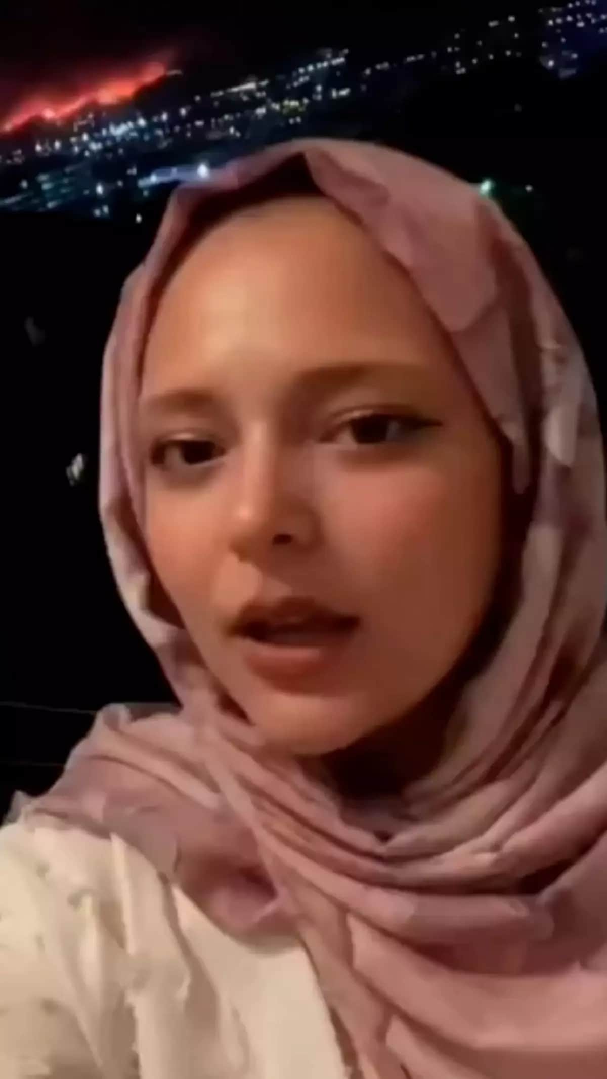 Türkiye’den İnsan Manzaraları: Bursa Yanarken Şarkı Söyleyere Paylaşan Türbanlı Genç Kız