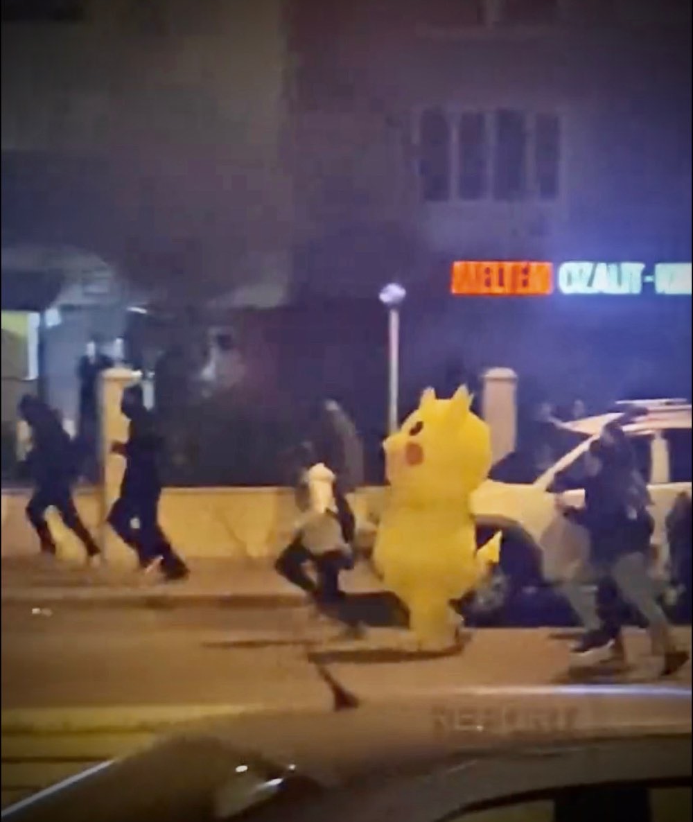 Türkiye’den İnsan Manzaraları: Polisten Kaçan Pikachu Kostümlü Protestocu