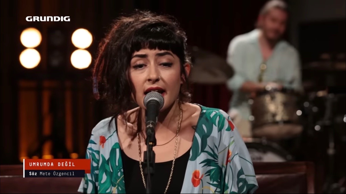 Umrumda Değil - Melek Mosso