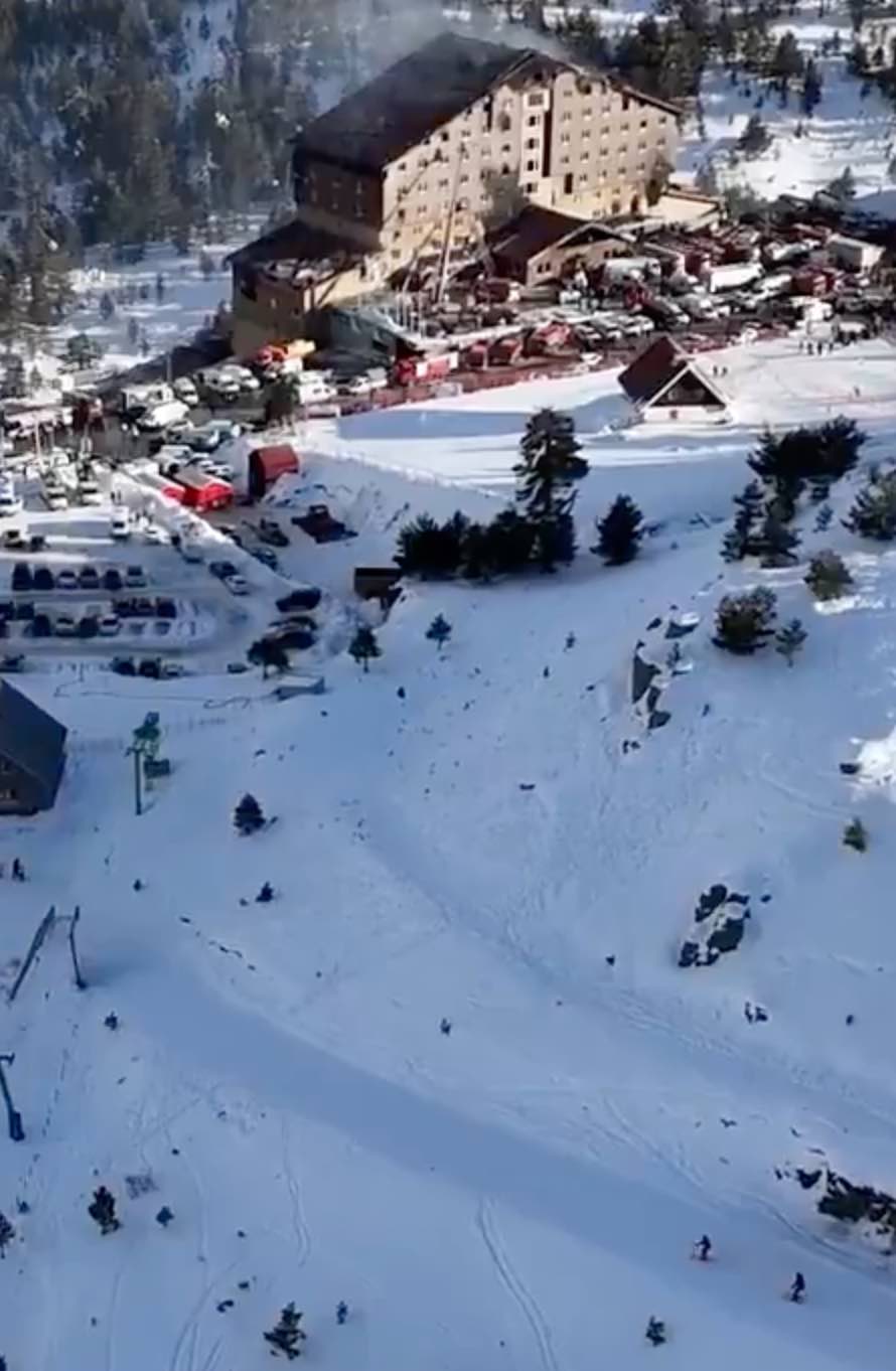 Türkiye’den İnsan Manzaraları: Bolu Kartalkaya Otel Yangını Felaketinden Sonra Tatillerine Devam Edenler