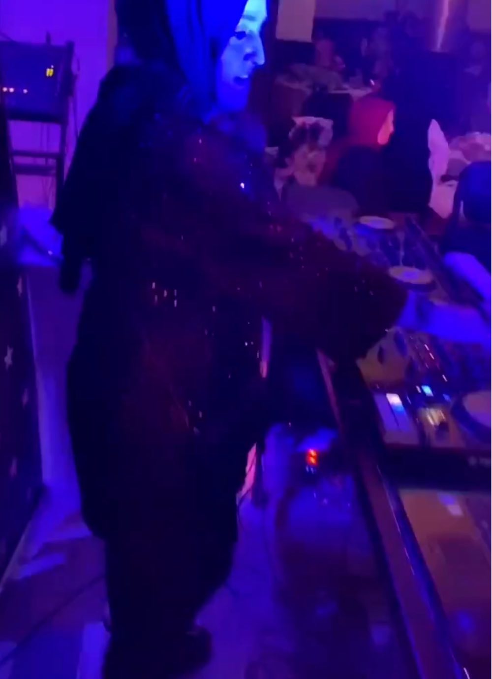 Türkiye’den İnsan Manzaraları: Tesettürlü Genç Hanım Kızlarımızın “Kopuyo muyuz” Partisi