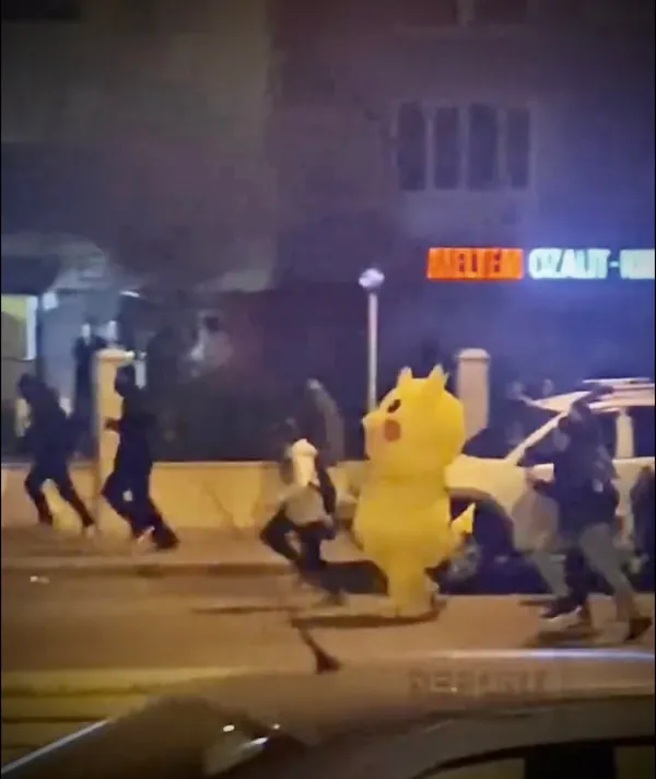Türkiye’den İnsan Manzaraları: Polisten Kaçan Pikachu Kostümlü Protestocu