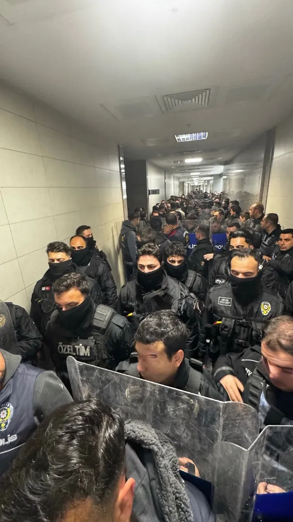 Türkiye’den İnsan Manzaraları: Çağlayan Adliyesi'nde Polis İzdihamı