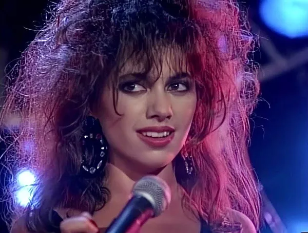 Walk Like an Egyptian - The Bangles - (1986)