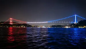 Fatih Sultan Mehmet Köprüsü'nün ABD Bayrağı Rengine Bürünmesi