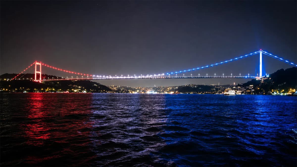Fatih Sultan Mehmet Köprüsü'nün ABD Bayrağı Rengine Bürünmesi